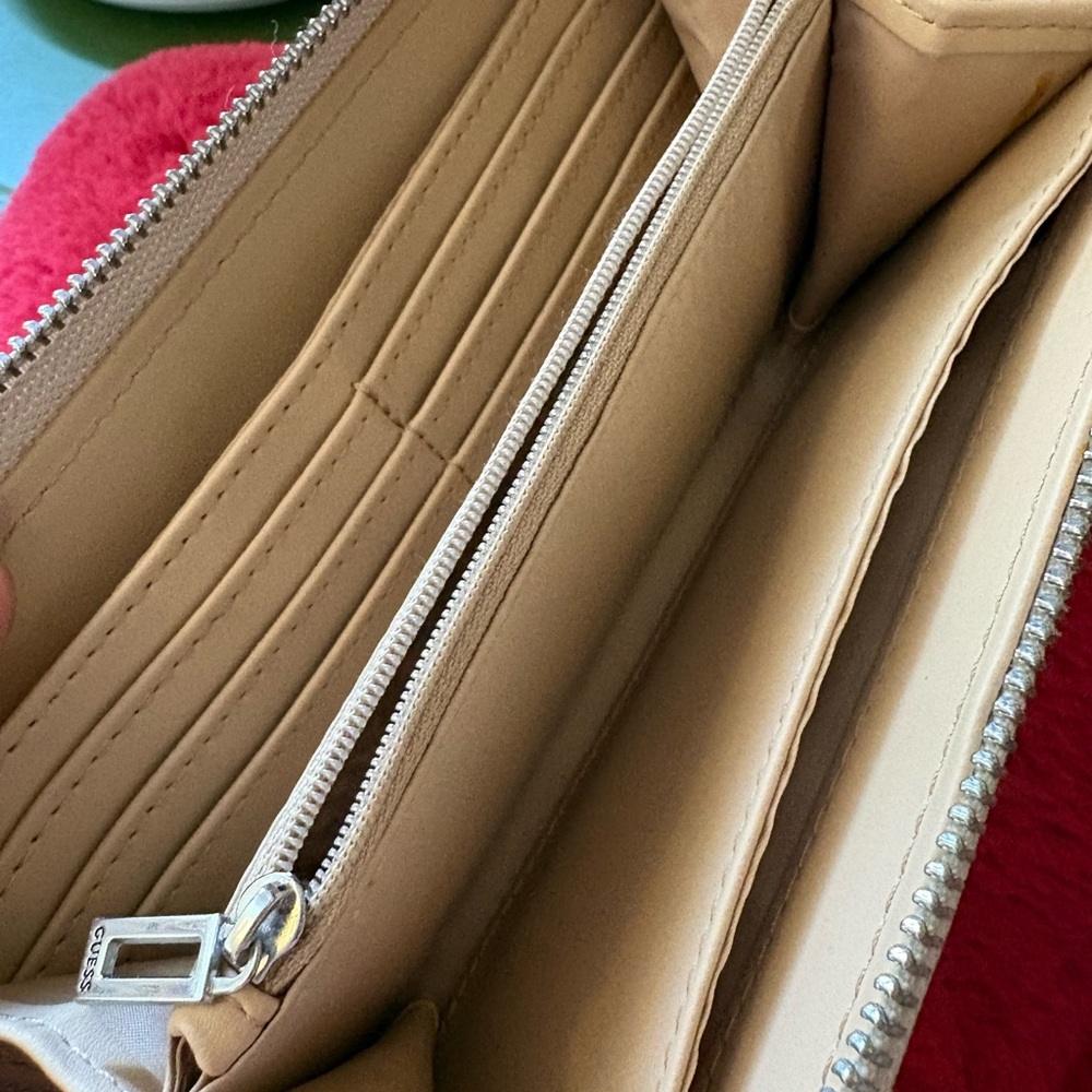 Guess Wallet - Picture 8 of 10